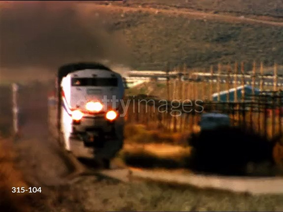 gettyimages-315-104-640_adppAmtrak train heading toward camera thru heat waves on rural track - Vídeo de stock