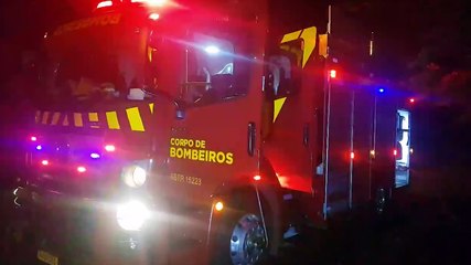 Casa de fundos, usada para armazenar madeiras, pega fogo no Bairro Claudete