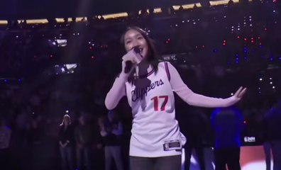 Momen Penyanyi Asal Indonesia, Malea Emma Nyanyikan Lagu Kebangsaan Amerika Serikat Jelang Pertandingan NBA