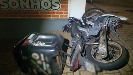 Cacetada! Acidente deixa motociclista gravemente ferido na Rua Francisco Bartinik