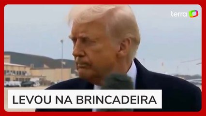 Trump é atingido por microfone no rosto durante entrevista e reage: 'Você viu isso?'