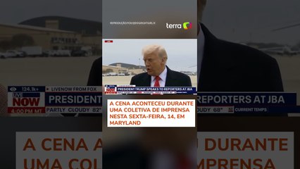 Trump é atingido por microfone no rosto durante entrevista e reage: 'Você viu isso?' #shorts