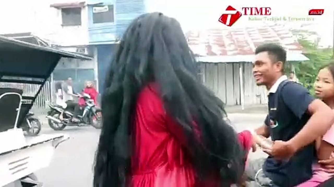 SEKELOMPOK HANTU BAGIKAN TAKJIL KEPADA PENGGUNA JALAN