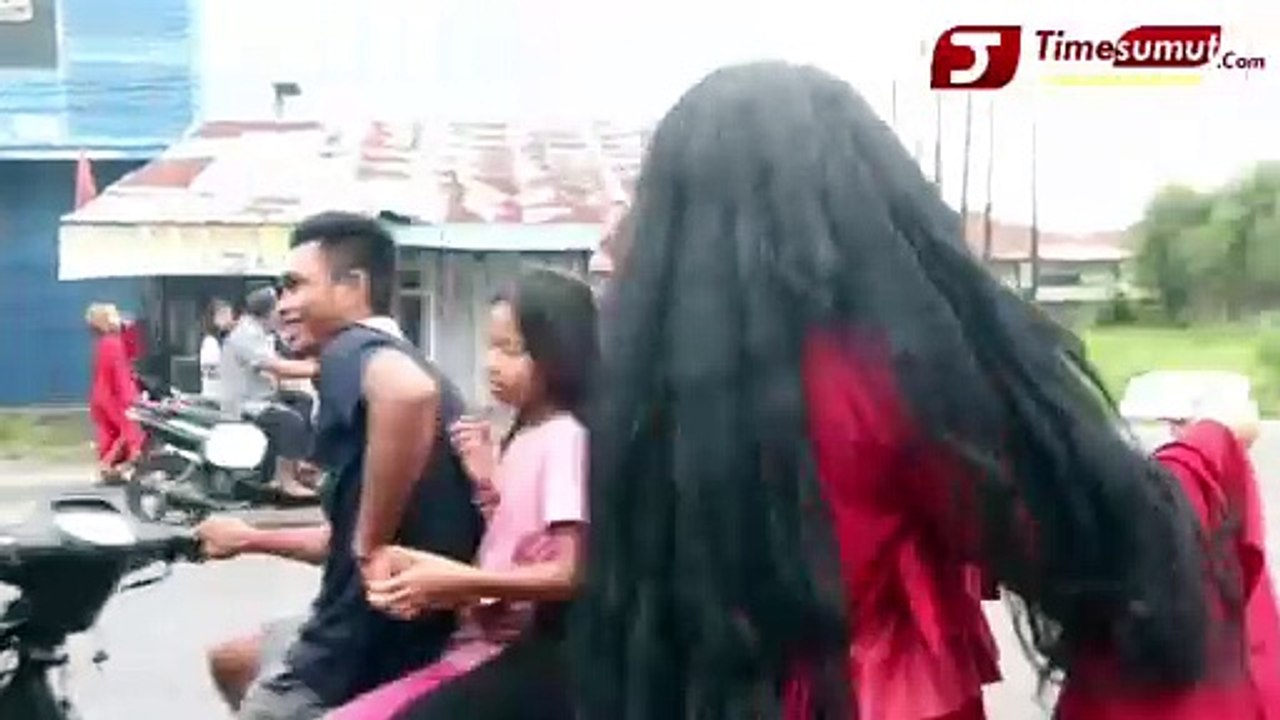 SEKELOMPOK HANTU BAGIKAN TAKJIL KEPADA PENGGUNA JALAN