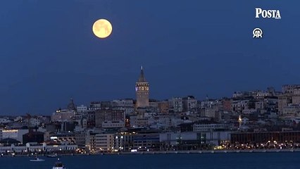 Dolunay ve Galata Kulesi'nin buluşma anı izleyenleri mest etti