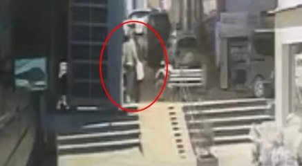 Tartıştığı kadını benzin döküp yakmaya çalıştı