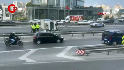 Bağcılar TEM'de kamyonet devrildi