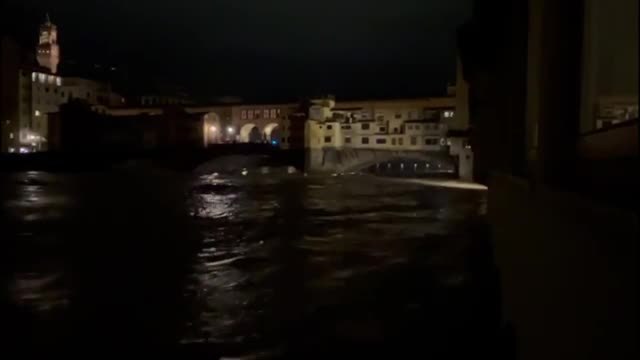 Maltempo in Toscana, la piena dell'Arno a Firenze fa paura