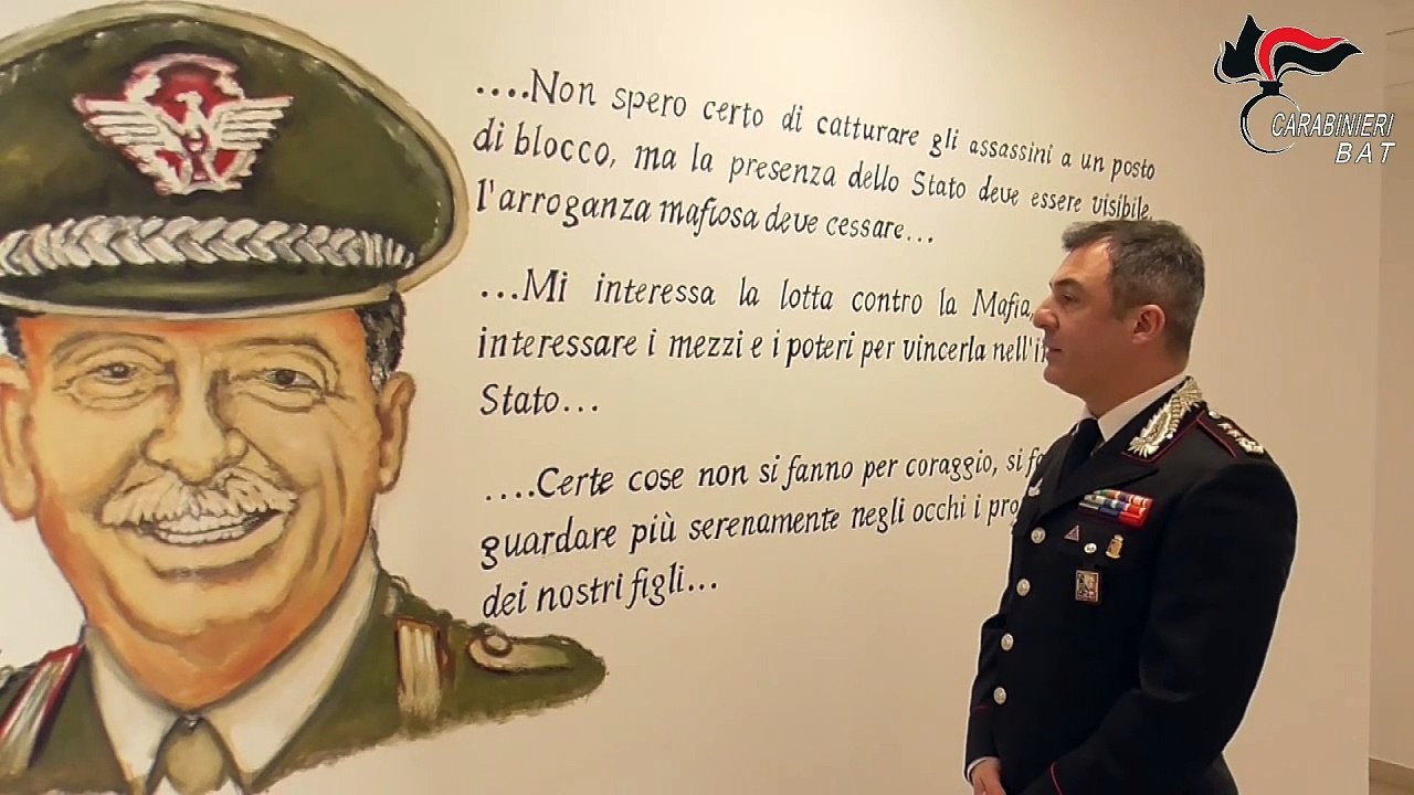 Puglia: il volto del Generale Dalla Chiesa dipinto all'ingresso del Comando Carabinieri BAT