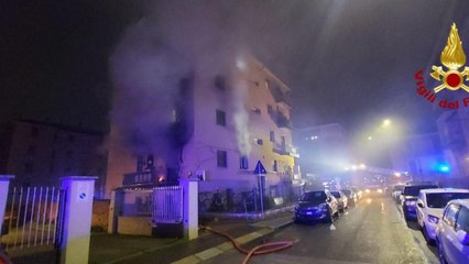 Bologna, il video dell'incendio nella palazzina in via Vasari: 21 ricoverati, tra cui cinque bambini e un neonato