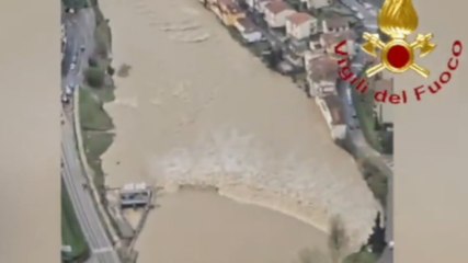 Maltempo Firenze, le condizioni dell'Arno viste dall'elicottero