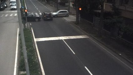 Rimini, il video dell'auto che attraversa l'incrocio con il rosso e l'incidente sfiorato per pochi centimetri