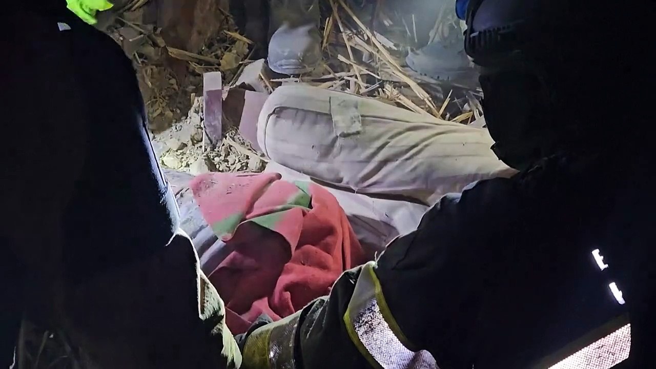 مقتل شخص وإصابة ثلاثة آخرين جراء غارة جوية ليلية على خيرسون.