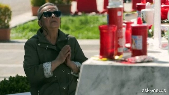 Preghiere fuori dal Gemelli a un mese dal ricovero di Papa Francesco