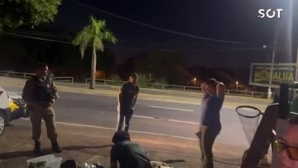 Lobo-guará é resgatado em estacionamento de restaurante em Foz do Iguaçu