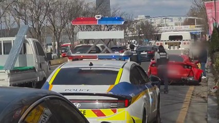 대전서 스포츠카 등 차 3대 추돌...2명 다쳐 / YTN