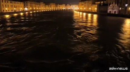 Impressionanti le immagini del fiume Arno in piena a Pisa