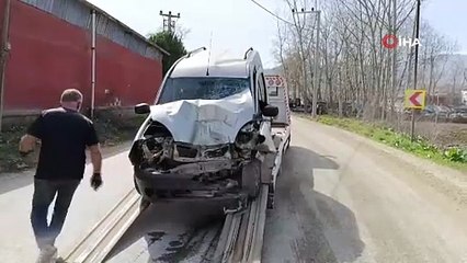 Bursa\'da halk otobüsü ile hafif ticari araç çarpıştı