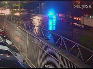 Carro pega fogo após bater em viatura da polícia, em Ceilândia