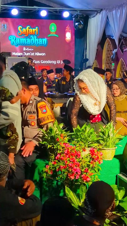 Pak Polisi Minta Foto sama Sinden