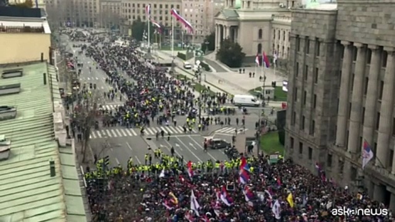 La protesta degli studenti a Belgrado, migliaia...