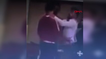 Turnuvada hakem, tartıştığı antrenöre kafa attı! O anlar kamerada