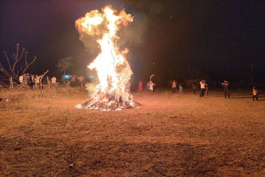होली का किया दहन, रंग -गुलाल से खेली धूलण्डी