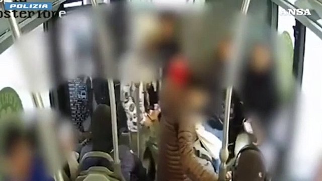 Milano, anziana picchiata per rapina in autobus: cinque fermati