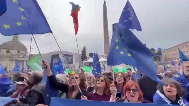 Manifestazione per l'Europa, la folla canta «Bella ciao»