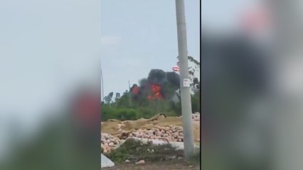La impactante imagen de un caza chino estrellándose durante un entrenamiento militar