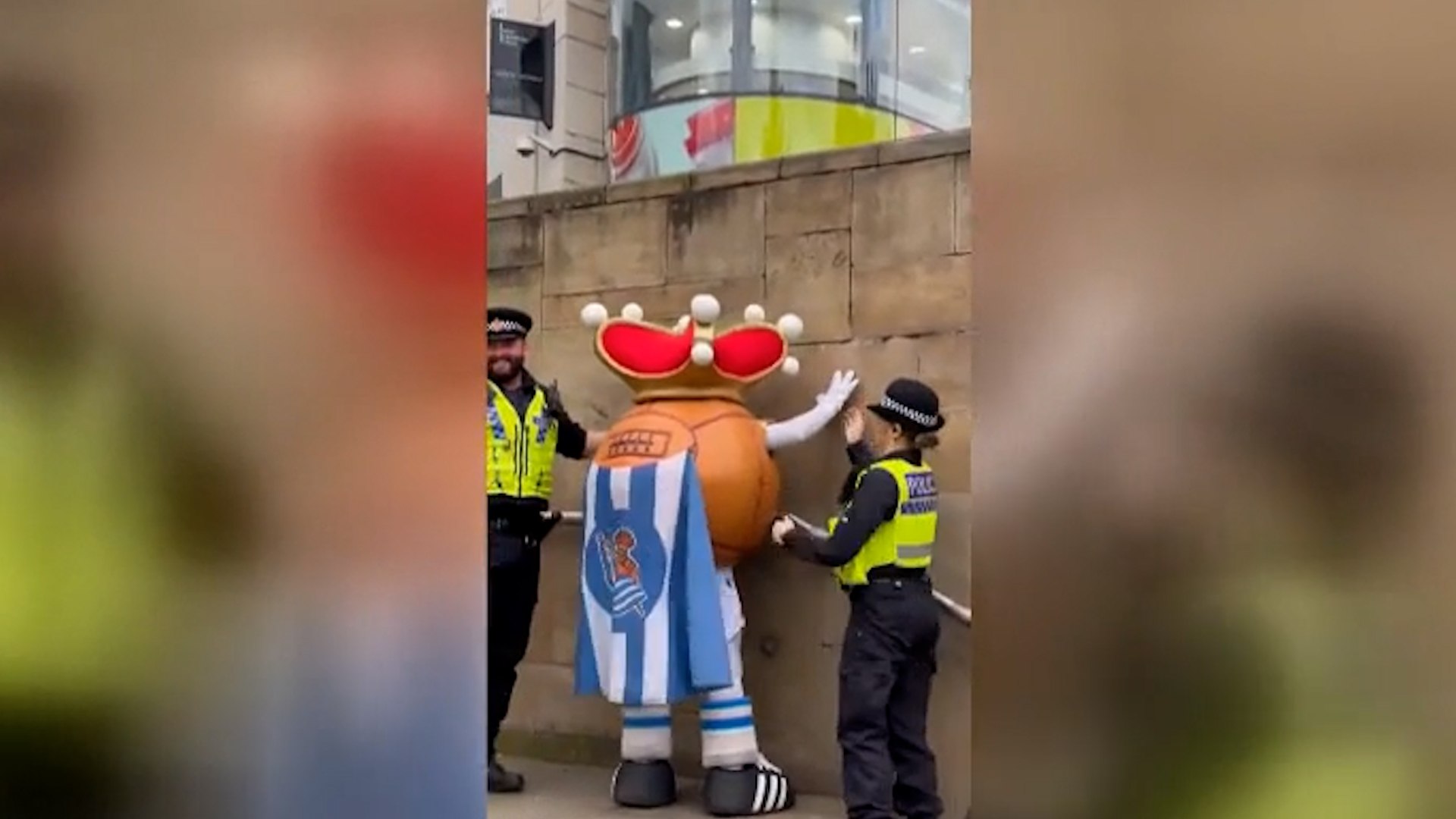 Al grito de liberar a Txurdin, los aficionados de la Real Sociedad ped�an a la polic�a de Manchester que liberasen a su mascota, que no se ha librado del control policial previo a la entrada al campo de f�tbol. Al final todo se ha solucionado y la afici�n ha podido seguir animando a su equipo.