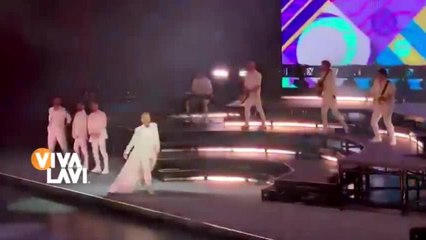 Miguel Bosé detiene concierto en CDMX por alarma sísmica