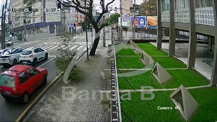 Câmeras flagram acidente com viatura da PM no Alto da XV
