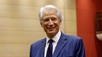 GALA VIDEO - Dominique de Villepin : ce luxueux duplex qu’il occupe sur une fameuse avenue de Paris