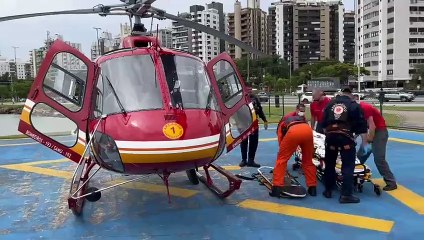 Carro incendeia após acidente na BR-282  e vítimas são levadas ao hospital de Florianópolis