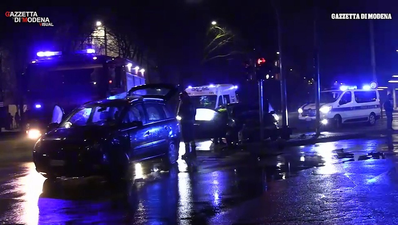 Incidente nella notte a Modena, un ferito nello scontro tra due auto ...