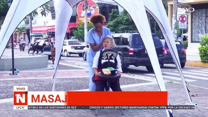 ¡Masajes para los que hacen fila! Así ayudan a las personas que esperan en los surtidores