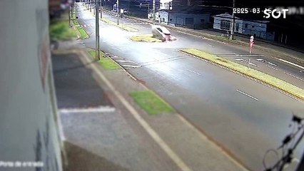 Carro colide em poste e condutor foge após grave acidente em Marechal Cândido Rondon