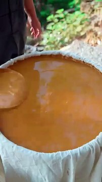 Discover the ancient art of Chaozhouhand-pulled teapots, crafted using a primitivepottery-making technique with over a thousandyears of history. Watch as skilled artisansshape clay by hand, preserving a tradition thathas made these teapots famous forgener