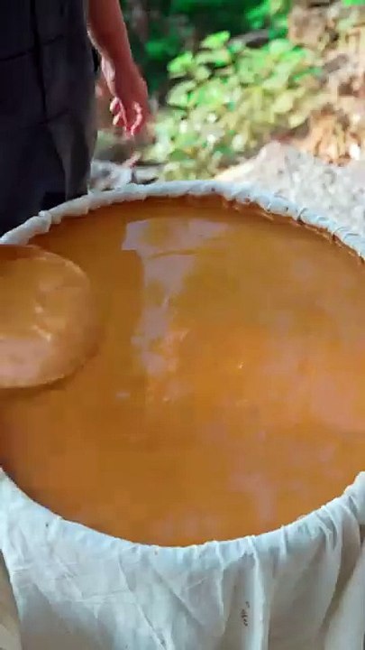 Discover the ancient art of Chaozhouhand-pulled teapots, crafted using a primitivepottery-making technique with over a thousandyears of history. Watch as skilled artisansshape clay by hand, preserving a tradition thathas made these teapots famous forgener