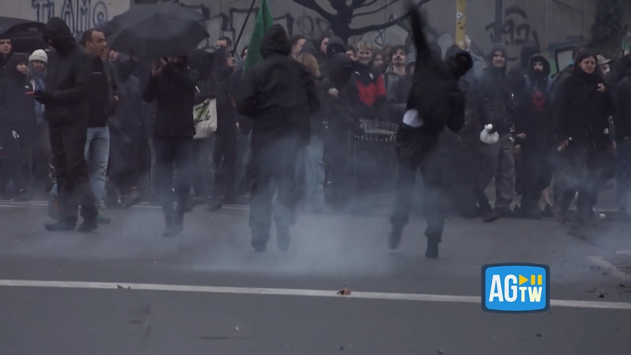 Milano, tensione al corteo per Dax: petardi e sassi contro i giornalisti