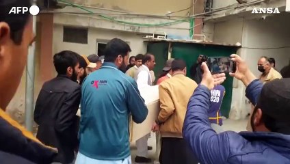 Pakistan, in ospedale le bare delle vittime del treno preso in ostaggio dai separatisti