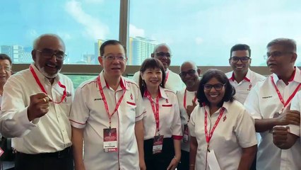 行动党党选热潮！林冠英与林慧英到场支持，粉丝合影留念📸