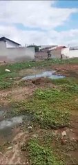 Moradora da Rua Cabo Severino reclama de esgoto a céu aberto há mais de um mês em Patos e cobra providências