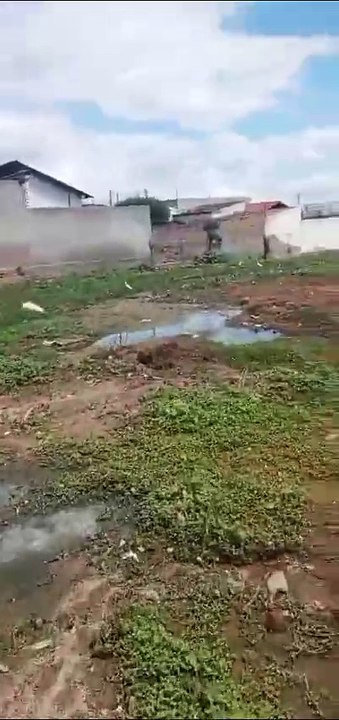 Moradora da Rua Cabo Severino reclama de esgoto a céu aberto há mais de um mês em Patos e cobra providências