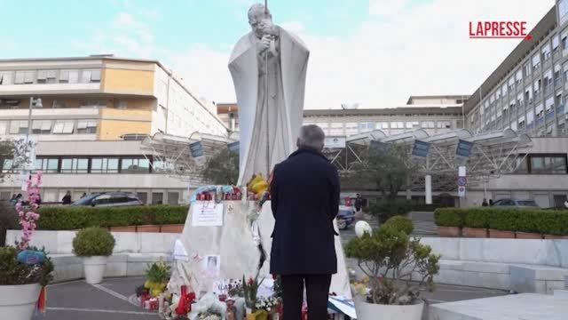 Papa Francesco ancora ricoverato al Gemelli, le immagini fuori dall'ospedale romano