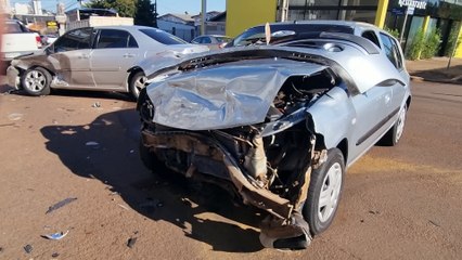 Clio e Corolla ficam destruídos após forte colisão no Centro de Cascavel