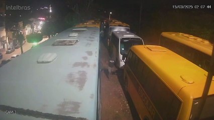 Bandidos furtam 14 baterias de sete ônibus escolares de Mulungu