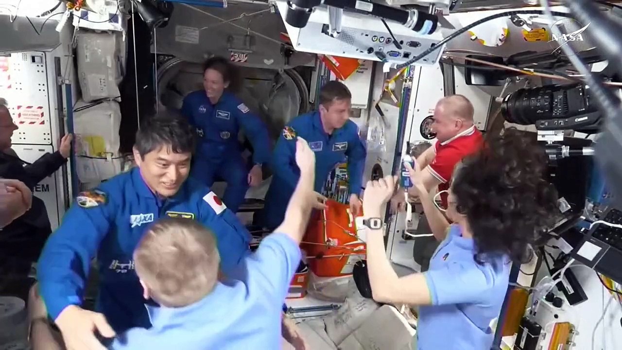La nave Crew Dragon llega a la EEI para relevar a los astronautas varados