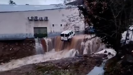 Impresionantes imágenes del desbordamiento de una balsa en Jarandilla de la Vera, Cáceres